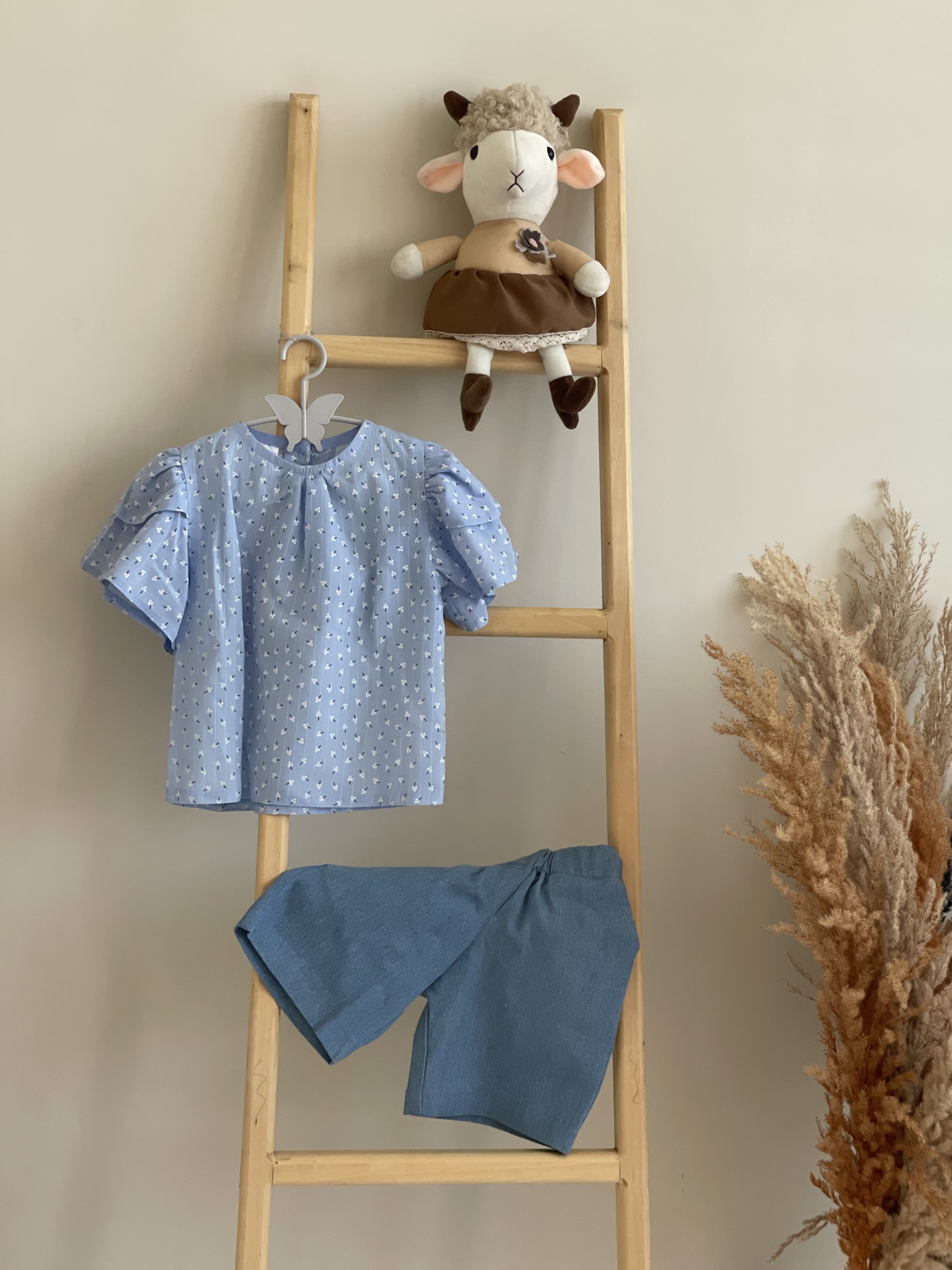 ست شومیز و شلوارک گل نسا آبی ست شومیز و شلوارک گل نسا آبی