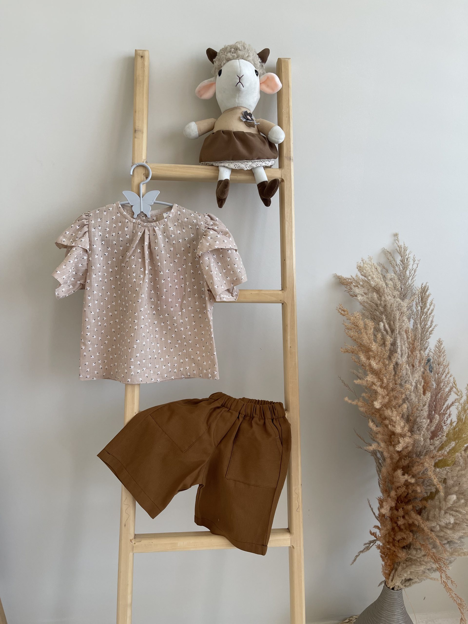 ست شومیز و شلوارک گل نسا کرمی (2) ست شومیز و شلوارک گل نسا کرمی (2)