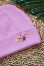 شال و کلاه گلدوزی نرگس صورتی.