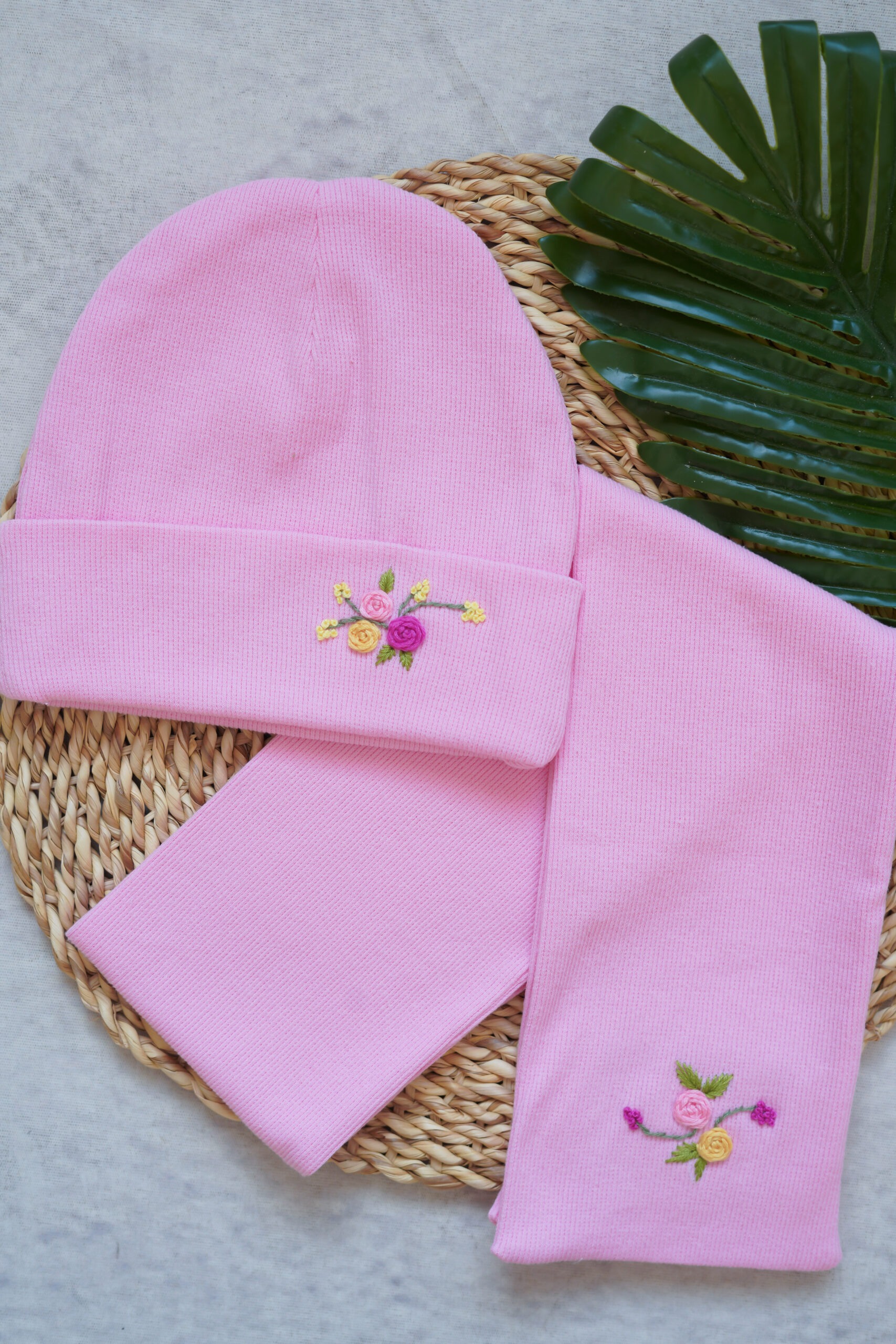 شال و کلاه گلدوزی نرگس صورتی (3) شال و کلاه گلدوزی نرگس صورتی (3)