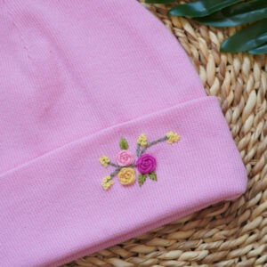 شال و کلاه گلدوزی نرگس صورتی.