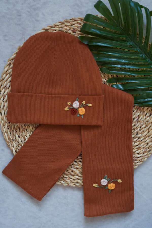 شال و کلاه گلدوزی نرگس قهوه ای (3)